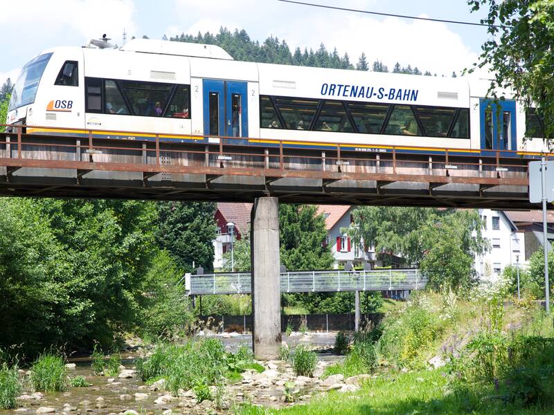 ein Zug fährt über eine Brücke über einen Fluss
