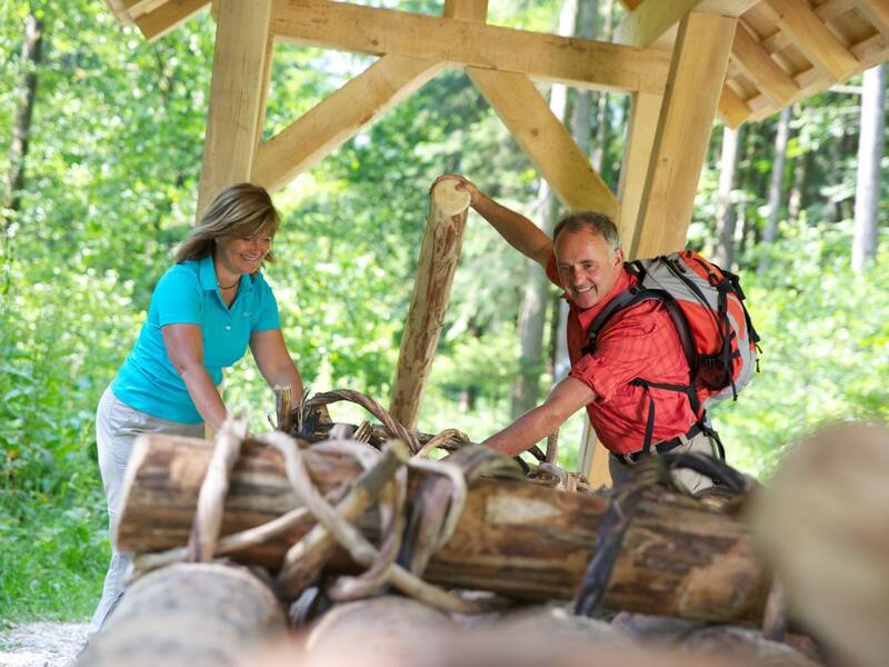 Zwei Wandernde stehen an einem überdachten Schaufloß