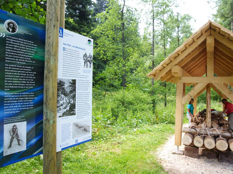 überdachtes Schaufloß mit Infotafel
