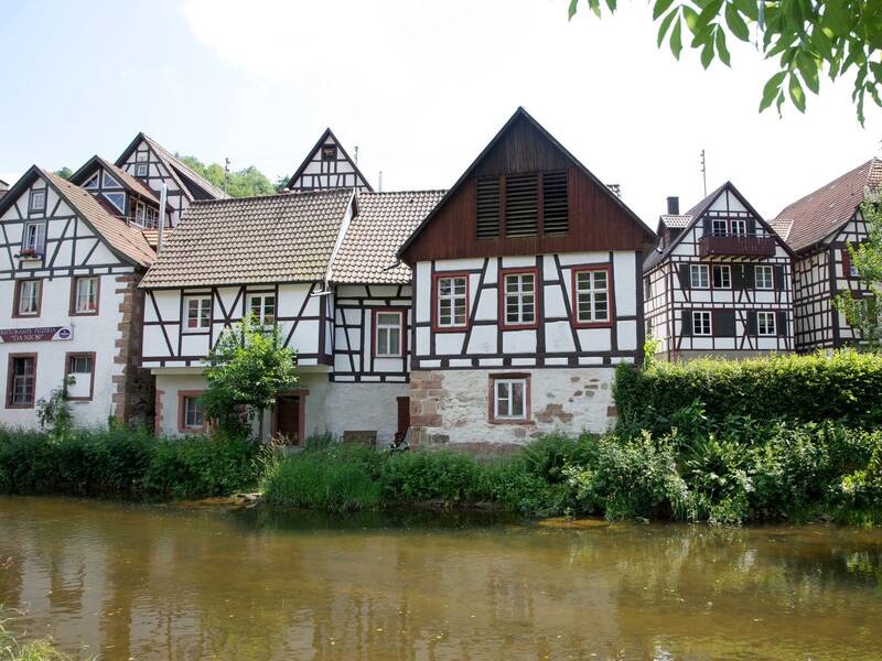 Fachwerkhäuser in Schiltach mit der Kinzig im Vordergrund